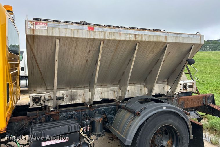 image for item EK8352 2005 International 4300 spreader truck