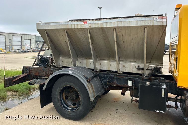 image for item EK8352 2005 International 4300 spreader truck
