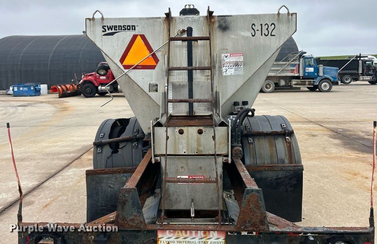 image for item EK8352 2005 International 4300 spreader truck