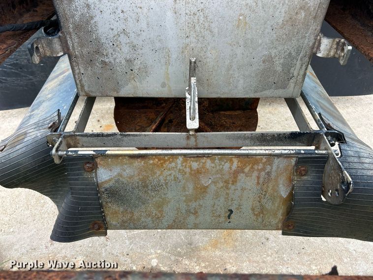 image for item EK8352 2005 International 4300 spreader truck