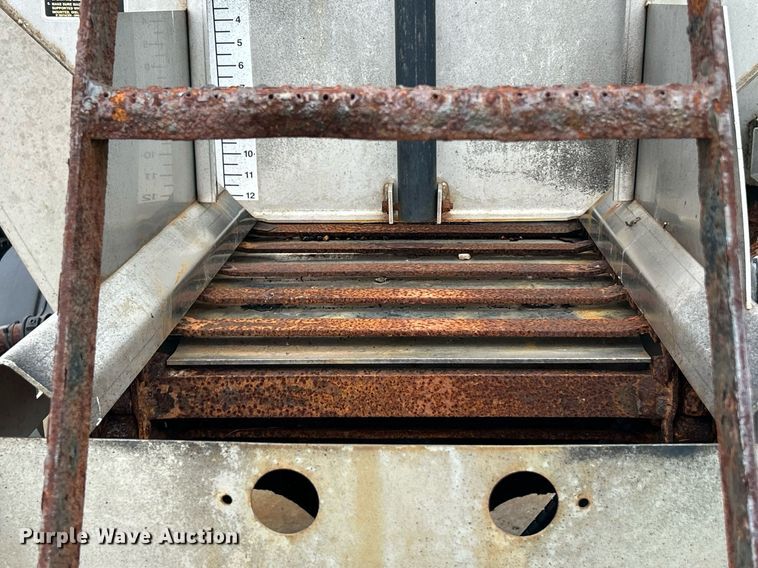 image for item EK8352 2005 International 4300 spreader truck