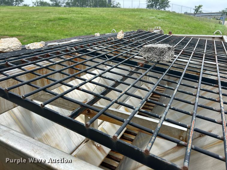 image for item EK8352 2005 International 4300 spreader truck