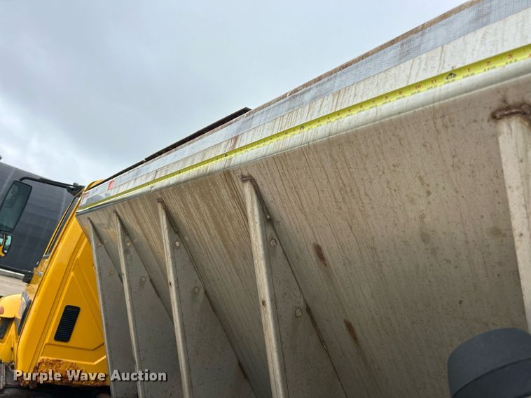 image for item EK8352 2005 International 4300 spreader truck