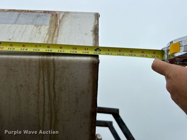 image for item EK8352 2005 International 4300 spreader truck