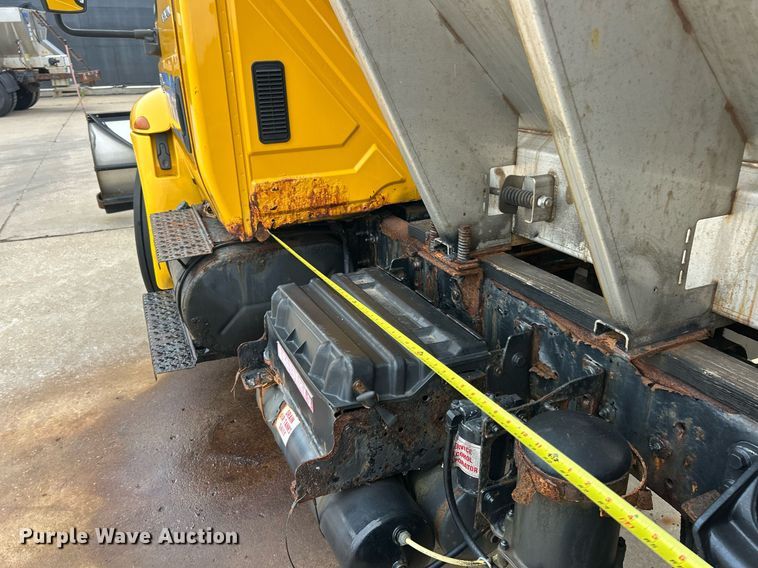 image for item EK8352 2005 International 4300 spreader truck