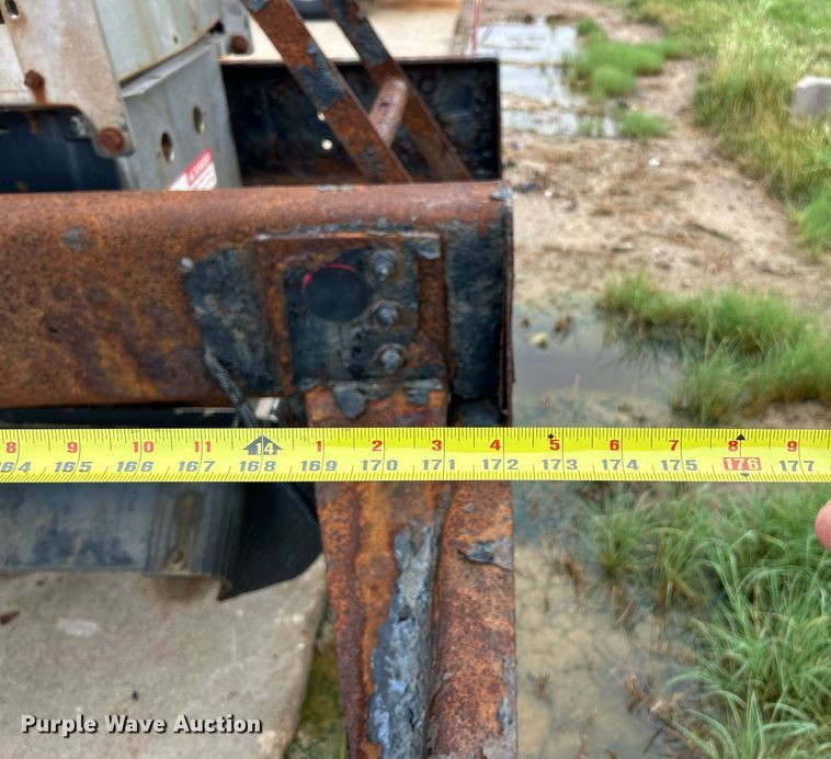 image for item EK8352 2005 International 4300 spreader truck