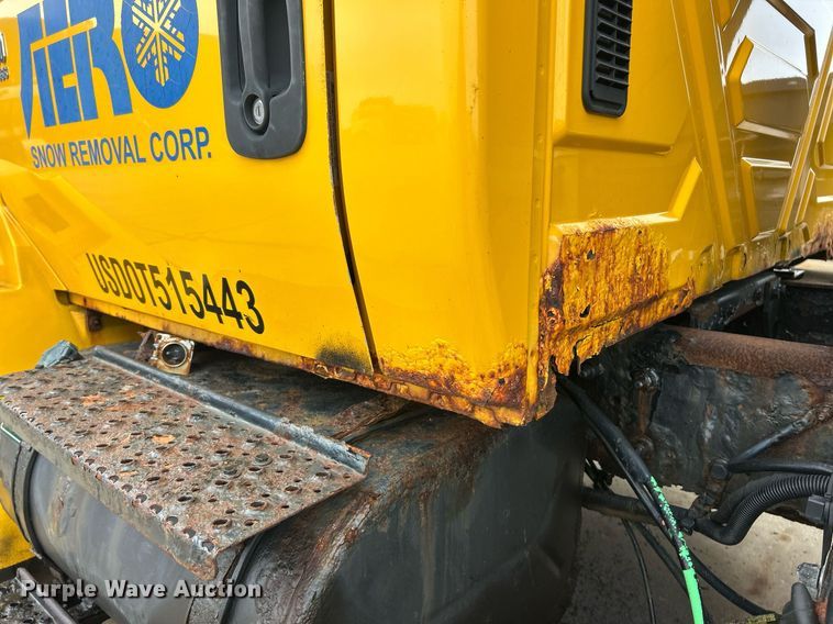 image for item EK8352 2005 International 4300 spreader truck