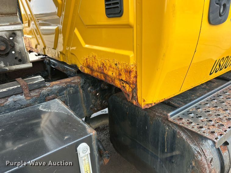 image for item EK8352 2005 International 4300 spreader truck