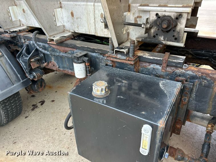 image for item EK8352 2005 International 4300 spreader truck