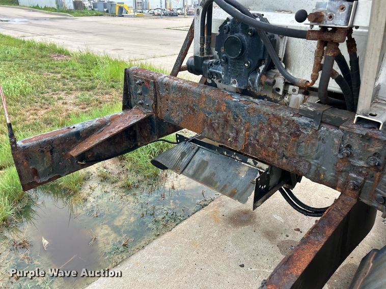 image for item EK8352 2005 International 4300 spreader truck