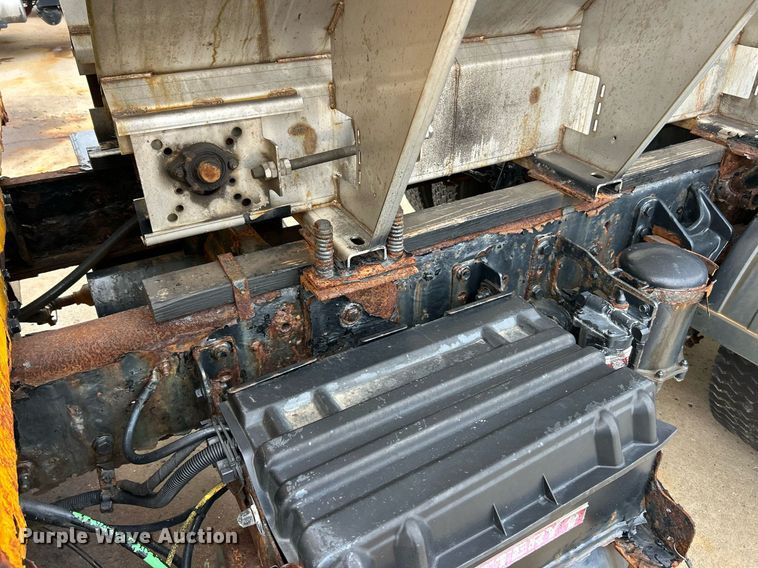 image for item EK8352 2005 International 4300 spreader truck