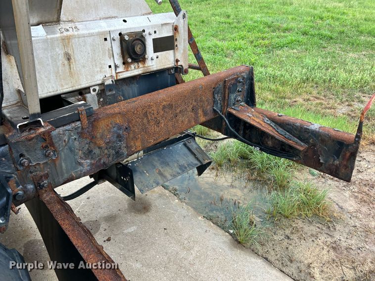 image for item EK8352 2005 International 4300 spreader truck