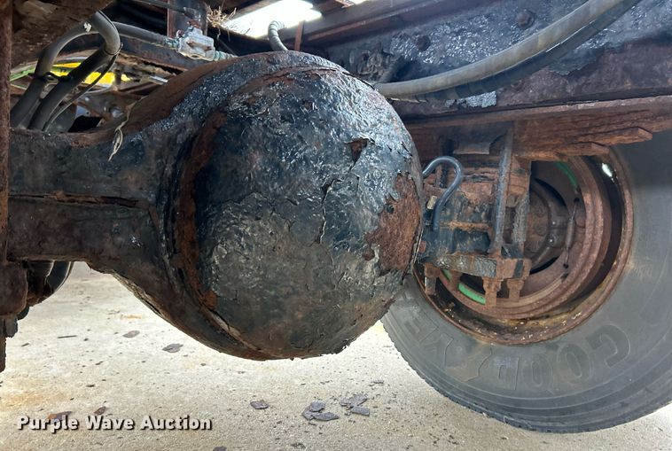 image for item EK8352 2005 International 4300 spreader truck