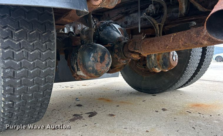 image for item EK8352 2005 International 4300 spreader truck