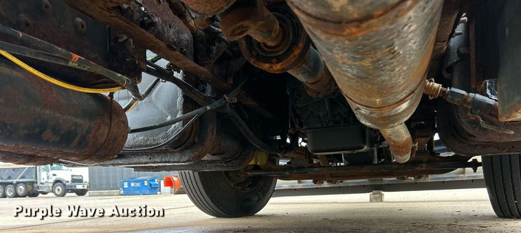 image for item EK8352 2005 International 4300 spreader truck