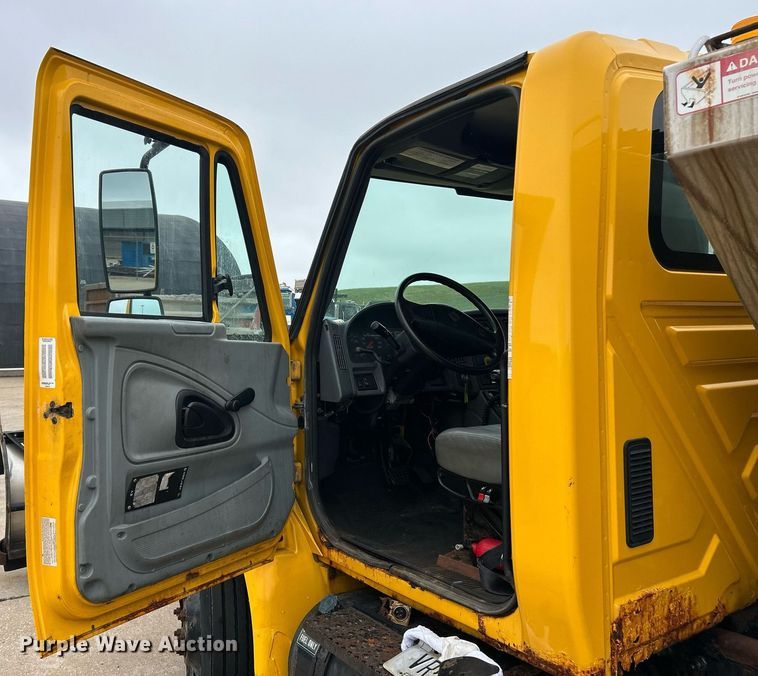 image for item EK8352 2005 International 4300 spreader truck