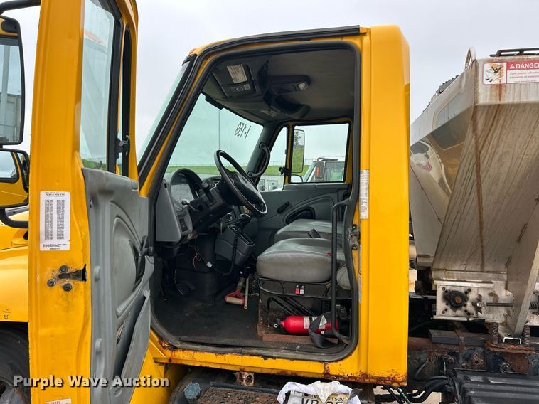 image for item EK8352 2005 International 4300 spreader truck