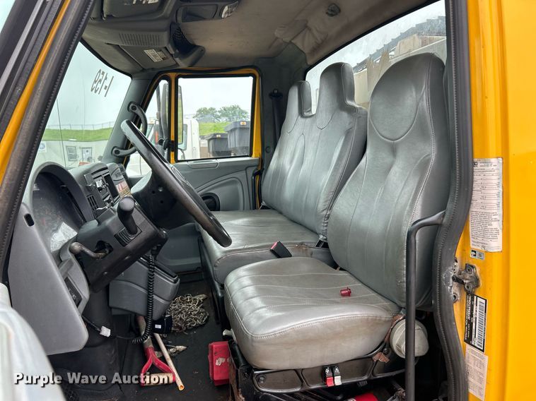 image for item EK8352 2005 International 4300 spreader truck