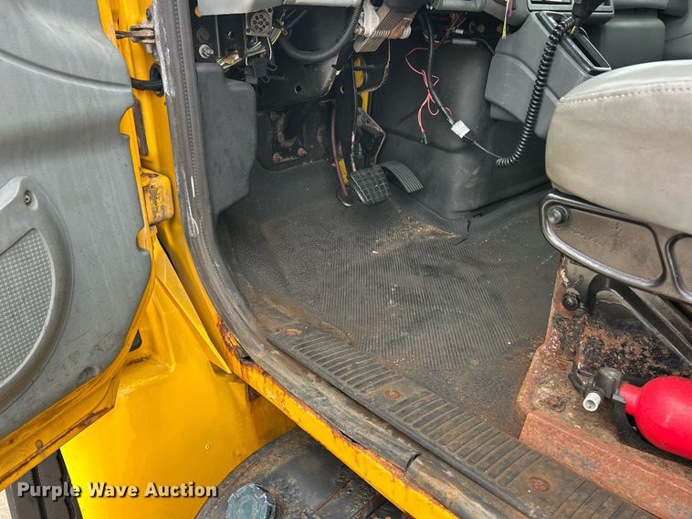 image for item EK8352 2005 International 4300 spreader truck