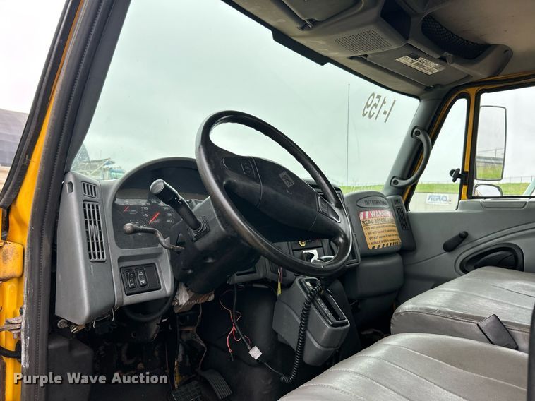 image for item EK8352 2005 International 4300 spreader truck