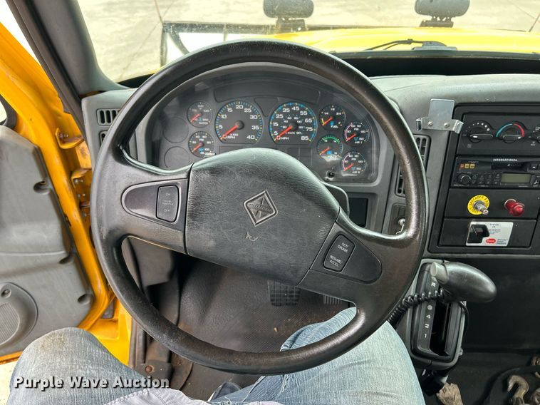 image for item EK8352 2005 International 4300 spreader truck