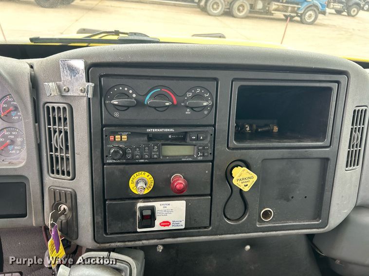 image for item EK8352 2005 International 4300 spreader truck