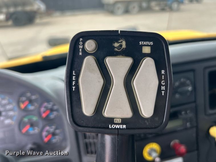 image for item EK8352 2005 International 4300 spreader truck