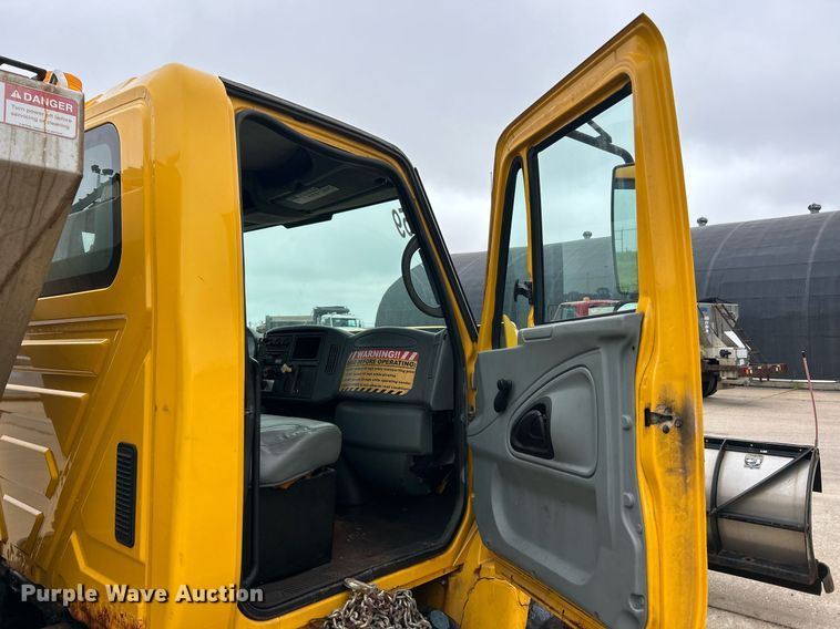 image for item EK8352 2005 International 4300 spreader truck