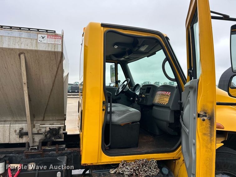 image for item EK8352 2005 International 4300 spreader truck