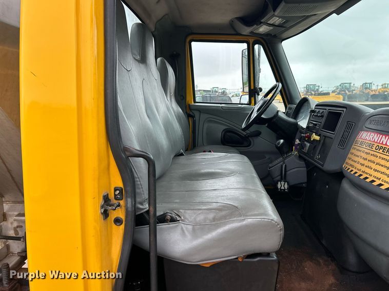 image for item EK8352 2005 International 4300 spreader truck