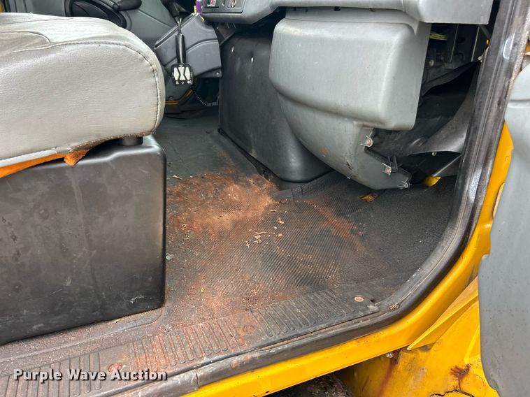 image for item EK8352 2005 International 4300 spreader truck