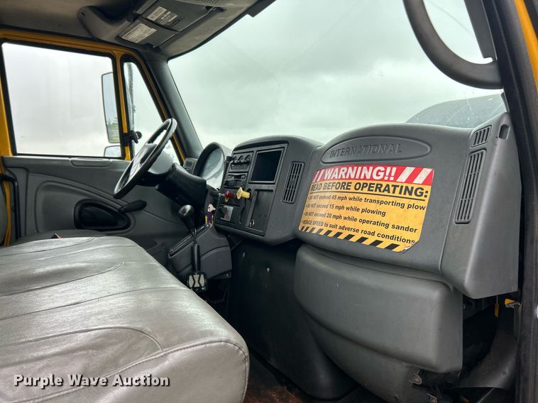 image for item EK8352 2005 International 4300 spreader truck