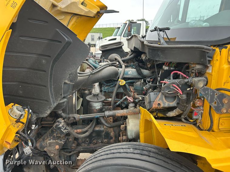 image for item EK8352 2005 International 4300 spreader truck