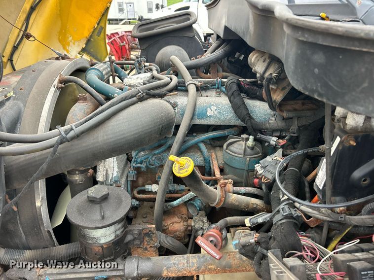 image for item EK8352 2005 International 4300 spreader truck