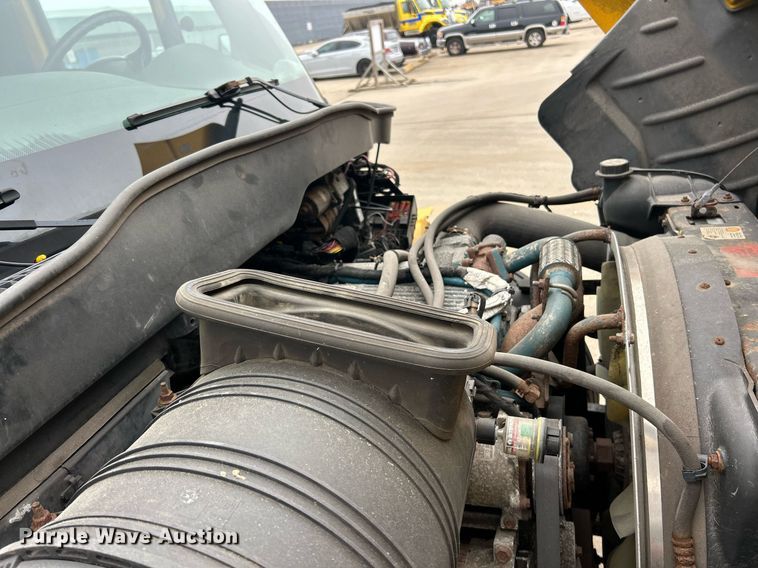 image for item EK8352 2005 International 4300 spreader truck