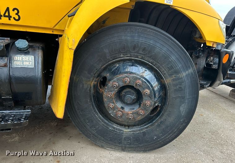 image for item EK8352 2005 International 4300 spreader truck