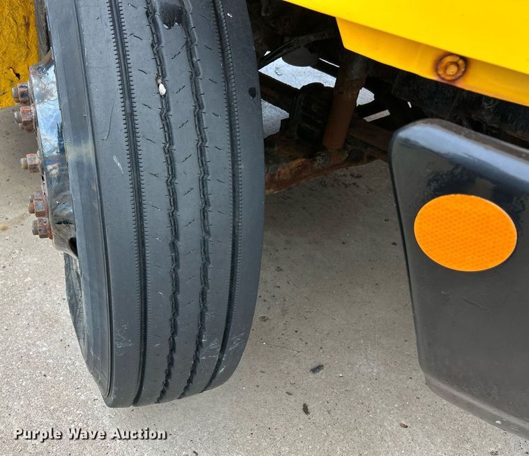 image for item EK8352 2005 International 4300 spreader truck