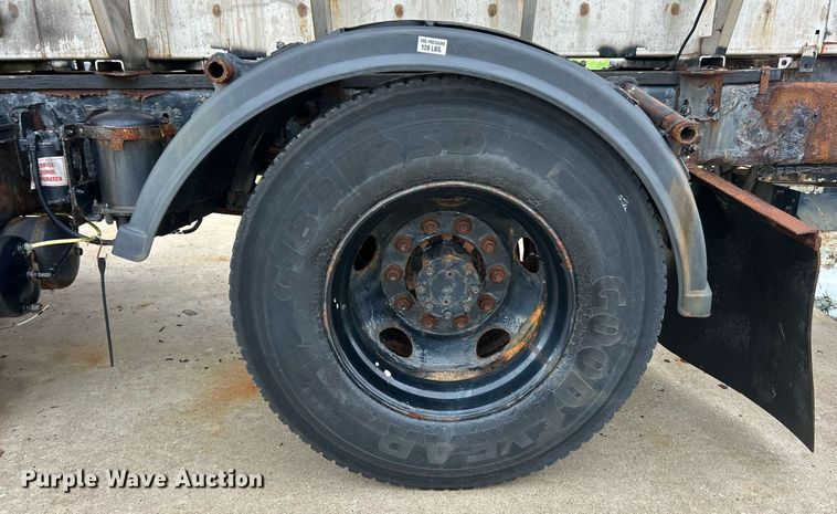 image for item EK8352 2005 International 4300 spreader truck