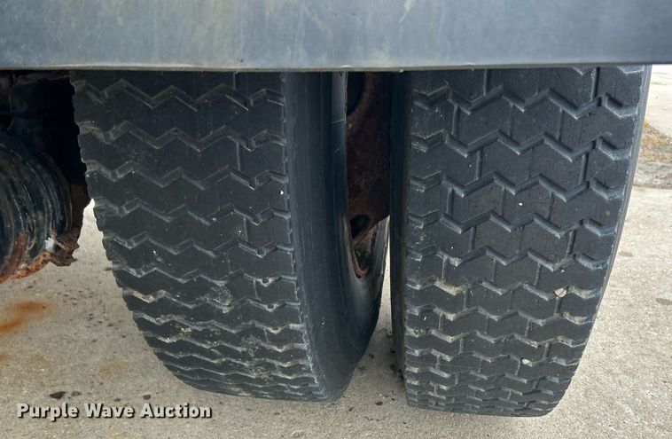 image for item EK8352 2005 International 4300 spreader truck