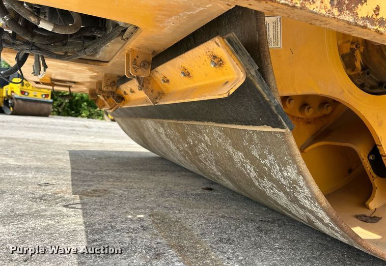 image for item EK8353 Volvo DD140 HF 8 Amplitude double drum roller