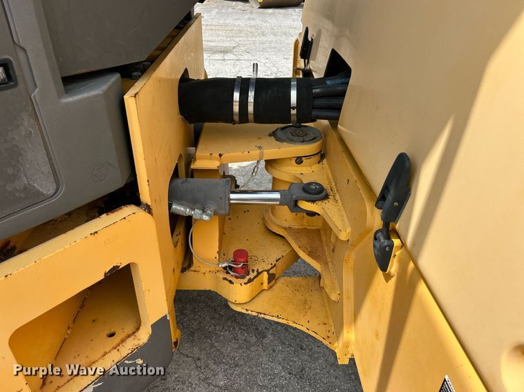 image for item EK8353 Volvo DD140 HF 8 Amplitude double drum roller