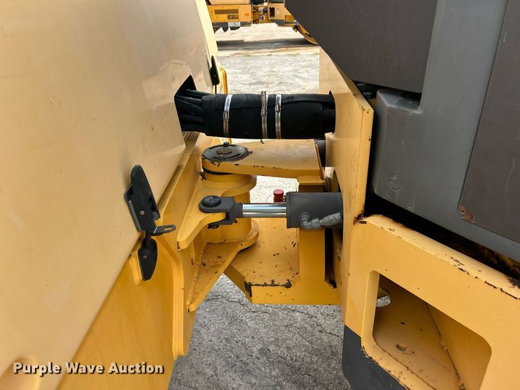 image for item EK8353 Volvo DD140 HF 8 Amplitude double drum roller