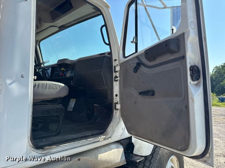 image for item EM2109 1999 International F-2574 grapple crane truck