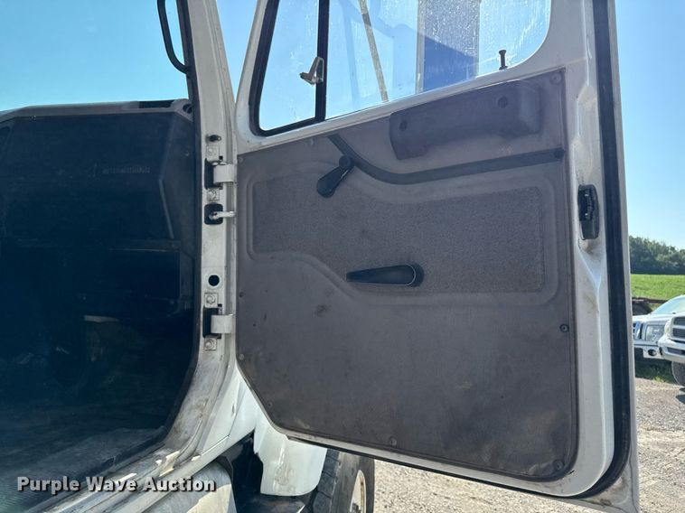 image for item EM2109 1999 International F-2574 grapple crane truck