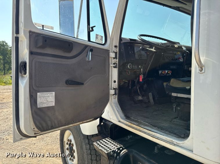 image for item EM2109 1999 International F-2574 grapple crane truck