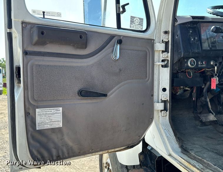 image for item EM2109 1999 International F-2574 grapple crane truck