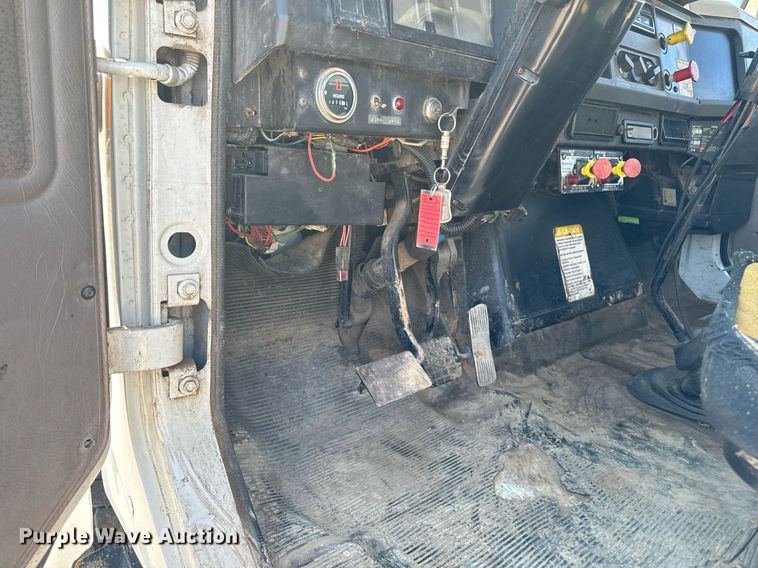 image for item EM2109 1999 International F-2574 grapple crane truck