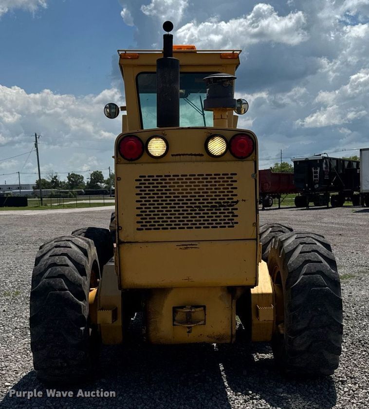 image for item EM2121 1982 John Deere 772A motor grader