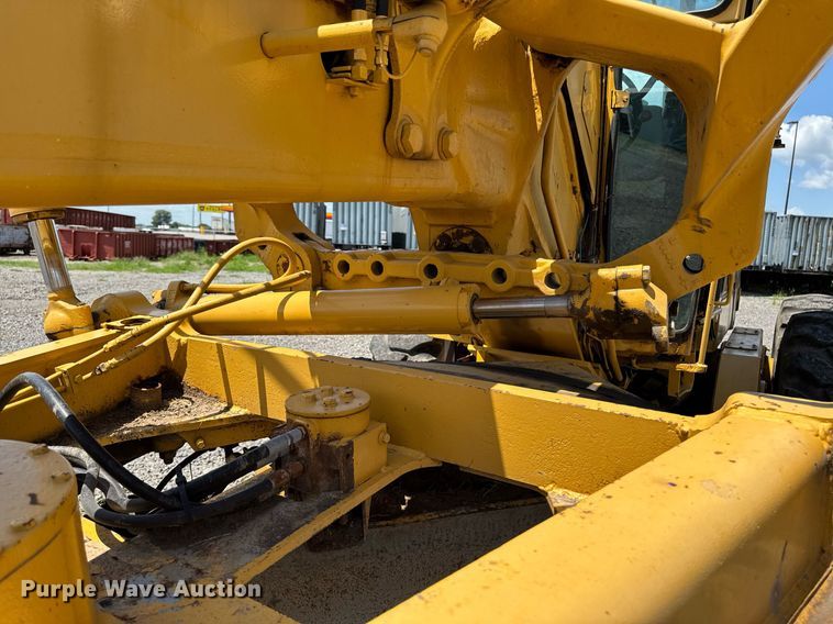 image for item EM2121 1982 John Deere 772A motor grader