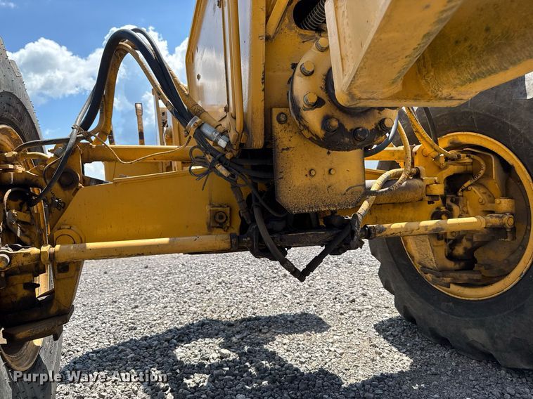 image for item EM2121 1982 John Deere 772A motor grader